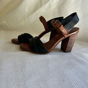 Frye Black & Brown Leather Stack Hill. Sophisticated and comfortable! Size 7.5